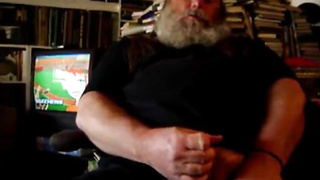 Fearded Daddy bear jerking and cumming