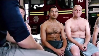 Bombeiros fazendo exame nos testiculos 2