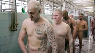 Operarios pelados no chuveiro 2