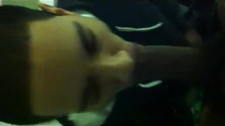 Chupando rolao no banheiro 3