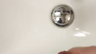 Jacking im public rest room finisched with pee
