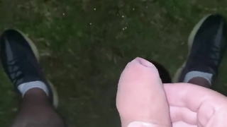 Süßer deutscher 20 jähriger schwuler junge versucht mit steifen zu Pissen und kommt am Ende