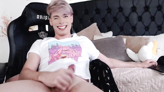 Gamer masturbating on geyser