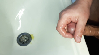 Парень мастурбирует одноглазого пока  девушка в другой комнате