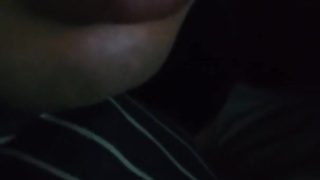 素人/個人撮影　寂しい独り身の彼は、物欲しそうにペットボトルを舐めて自分を慰めます　ASMR