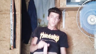 Юный студент решил по-быстрому полрочить огромный хуй когда начальник стоит за дверью