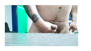 Tatuado masturbándose en la ducha