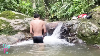 THE CHICHO ISAK FAPS IN THE MIDDLE OF THE SEA