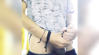 Chico acariciándose hasta terminar solo