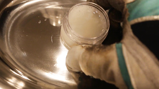 大量の冷凍精液で汚い靴下とサカストの精子漬け動画sperm