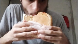 Dando uma mijada e comendo um hamburgao de uma vez