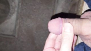 公園のベンチでオナニーして射精　人が来ないかドキドキ