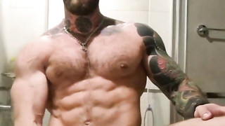 Хуястый качок дрочит в душе