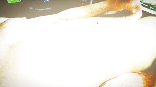 彼は彼の巨根を自慰行為し、お尻のさまざまなポーズを示しますパート three