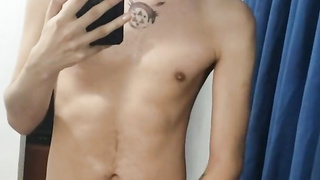 Chico universitario homosexual frente al espejo masturbandose