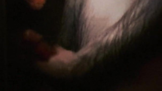 Caméra un homme heterosexual ne sait pas qu'il est filmé sous la bathroom pour les hidden cam.