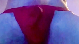 chico blanquito moviendo el culito en tanguita roja calentándo con su fume sobre la bolas y nalgas