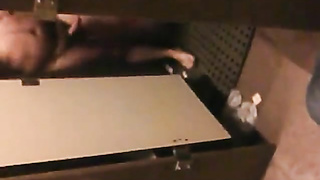 Flagra de pau duro no banheiro 3