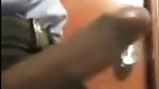 Porteiro dando aliviada no trampo 5