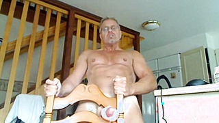 Osito maduro se masturba y se corre en una silla