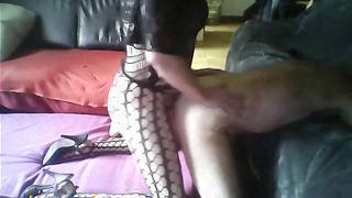 Je le baise en portant des vêtements de femme 4