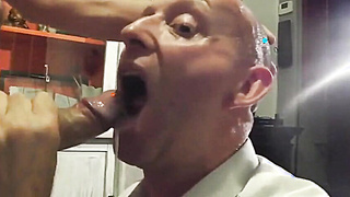 Saugender Nachbar: Amateur-Oral job von einem Muskelprotz