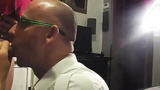 Saugender Nachbar: Amateur-Oral pleasure von einem Muskelprotz