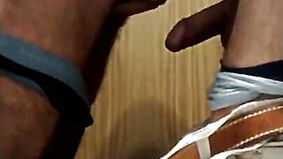 Papás maduros con grandes pollas follando en público