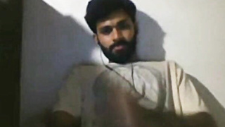 Gigantic-Lollipop Indian Fellow Drains Off on Cam