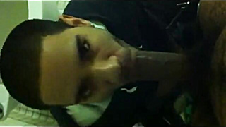 Chupando Rolão no Banheiro - Sexo Blowage Amador 2