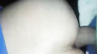 Sexo shirtlifter amador atrás do carro