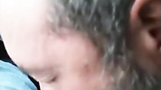 Auto-Oral pleasure: Junger Amateur bekommt einen Blowage von einem Älteren Mann