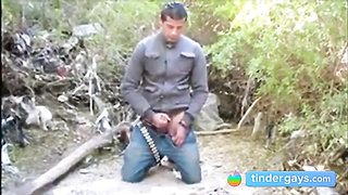 Espiando um hunky latino amador se masturbando até o orgasmo 2