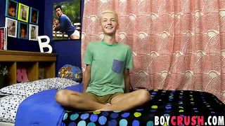 Thin lad Benjamin Riley makes his heavy prick dump jizz