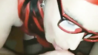 crossdress Sklavin darf blasen und schlucken